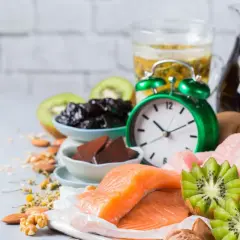 Zegar i produkty bogate w tryptofan: łosoś, kiwi, śliwki, mleko, orzechy, owies. Zastanawiasz się, po jakim czasie działa tryptofan?
