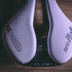 Jasne, oto propozycja:

Białe siodełko rowerowe Selle Italia Flite z napisem "test saddle" i "Superflow". Dowiedz się, jak dobrać siodełko rowerowe idealnie dopasowane do Ciebie.