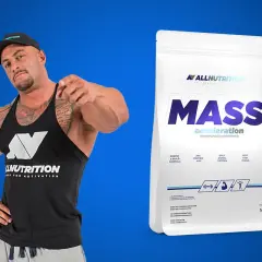 Mięśniak w koszulce ALLNUTRITION wskazuje na opakowanie odżywki MASS ACCELERATION. To gainer co to? Produkt dla budujących masę.