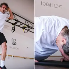 Mężczyzna w białej koszulce i czarnych spodenkach wykonuje ćwiczenie burpee. Widać go w dwóch fazach: w powietrzu i w pozycji deski.