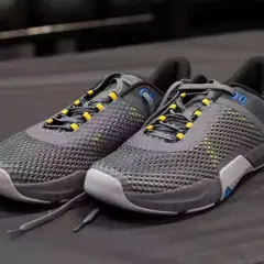 Szare buty Under Armour z żółtymi akcentami, idealne jako buty do crossfitu. Stabilne i przewiewne, gotowe na trening.