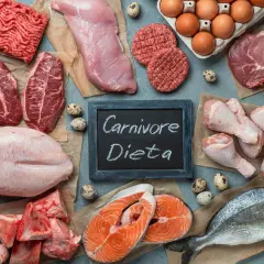Mięso, ryby, jaja i kości na talerzu. To inspiracja do stworzenia jadłospisu dieta carnivore.
