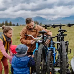 Rodzina przygotowuje rowery do jazdy po malowniczych trasach rowerowych Zakopane.
