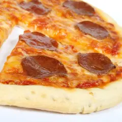 Pyszna pizza pepperoni, 32 cm średnicy. Zastanawiasz się, ile kcal ma pizza 32 cm? Ta wygląda na około 1500-2000 kcal.