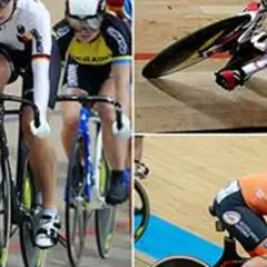 Kolarze w akcji podczas wyścigu keirin. Dynamiczne ujęcia pokazują zawodników na torze, skupionych na rywalizacji.