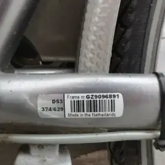 Naklejka z numerem ramy roweru: GZ9096891. Wyprodukowano w Holandii.