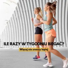 Dwie kobiety biegają, zastanawiając się, jak często biegać. Tekst sugeruje, że więcej nie znaczy lepiej.