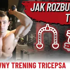 Mężczyzna ćwiczy triceps na siłowni. Skupia się na efektywnym treningu push, budując masę mięśniową.