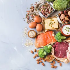 Składniki na dietę niskobiałkową: łosoś, wołowina, kurczak, jajka, ser, jogurt, orzechy, migdały, fasola, brokuły, karczochy, płatki owsiane.