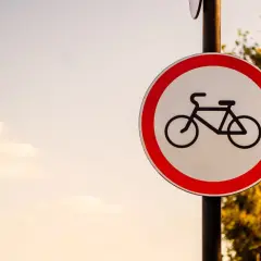 Znak drogowy informujący o zakazie jazdy rowerem.