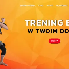 Mężczyzna w stroju do treningu EMS ćwiczy w domu. Sprawdź naszą ofertę na trening EMS!