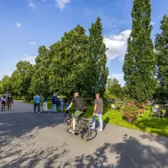Ludzie korzystają z pięknej pogody na ścieżkach rowerowych w Poznaniu.