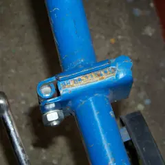 Na ramie roweru widoczny jest wybity numer seryjny, który pomoże Ci jak sprawdzić rok produkcji roweru.