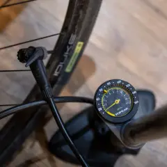 Manometr pompki rowerowej pokazuje aktualne jakie ciśnienie w oponach.