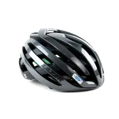 Ciemnoszary kask rowerowy Lazer z zielonymi wstawkami. Czy kask na rower jest obowiązkowy? Zawsze warto go mieć!