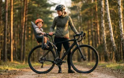 Szczęśliwe dziecko w foteliku rowerowym, gotowe na przygodę. Sprawdź nasz fotelik rowerowy ranking, by wybrać najlepszy model!