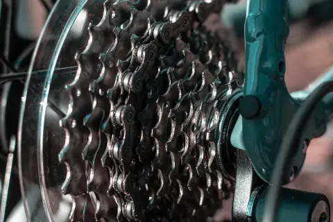 Zbliżenie na kasetę zębatą roweru, pokazującą mechanizm przerzutek.