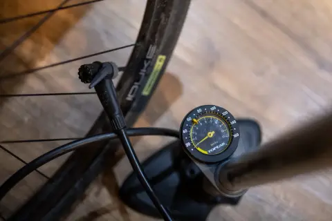 Manometr pompki rowerowej pokazuje aktualne jakie ciśnienie w oponach.
