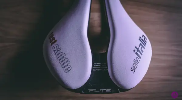 Jasne, oto propozycja:

Białe siodełko rowerowe Selle Italia Flite z napisem "test saddle" i "Superflow". Dowiedz się, jak dobrać siodełko rowerowe idealnie dopasowane do Ciebie.