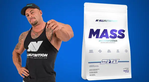 Mięśniak w koszulce ALLNUTRITION wskazuje na opakowanie odżywki MASS ACCELERATION. To gainer co to? Produkt dla budujących masę.