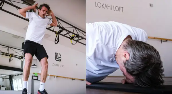 Mężczyzna w białej koszulce i czarnych spodenkach wykonuje ćwiczenie burpee. Widać go w dwóch fazach: w powietrzu i w pozycji deski.