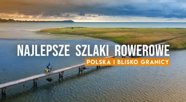 Rowerzysta przemierza drewniany pomost nad jeziorem, odkrywając najlepsze trasy rowerowe wokół jeziora w Polsce.