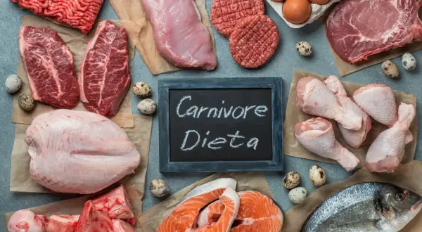 Mięso, ryby, jaja i kości na talerzu. To inspiracja do stworzenia jadłospisu dieta carnivore.