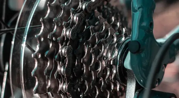 Zbliżenie na kasetę zębatą roweru, pokazującą mechanizm przerzutek.
