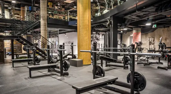 Nowoczesna siłownia z wolnymi ciężarami i maszynami. Idealne miejsce na trening crossfit we Wrocławiu.