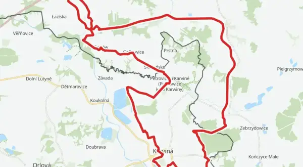 Mapa z zaznaczoną czerwoną trasą rowerową, prowadzącą przez tereny z nazwami miejscowości jak Łaziska, Petrovice, Karviná, Zebrzydowice.