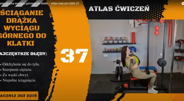 Kobieta wykonuje ćwiczenie pulldown na wyciągu górnym. Na ekranie widnieje napis "Ściąganie drążka wyciągu górnego do klatki".