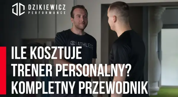 Dwóch mężczyzn rozmawia o tym, ile kosztuje trening z trenerem personalnym. Logo "Dzikiewicz Performance" na górze.