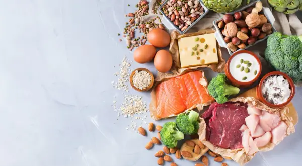 Składniki na dietę niskobiałkową: łosoś, wołowina, kurczak, jajka, ser, jogurt, orzechy, migdały, fasola, brokuły, karczochy, płatki owsiane.