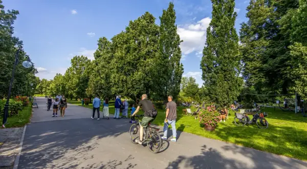 Ludzie korzystają z pięknej pogody na ścieżkach rowerowych w Poznaniu.