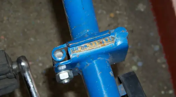 Na ramie roweru widoczny jest wybity numer seryjny, który pomoże Ci jak sprawdzić rok produkcji roweru.