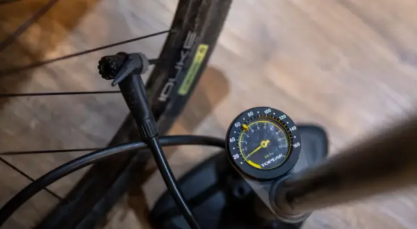 Manometr pompki rowerowej pokazuje aktualne jakie ciśnienie w oponach.