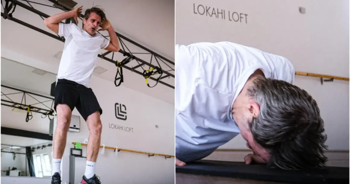 Mężczyzna w białej koszulce i czarnych spodenkach wykonuje ćwiczenie burpee. Widać go w dwóch fazach: w powietrzu i w pozycji deski.
