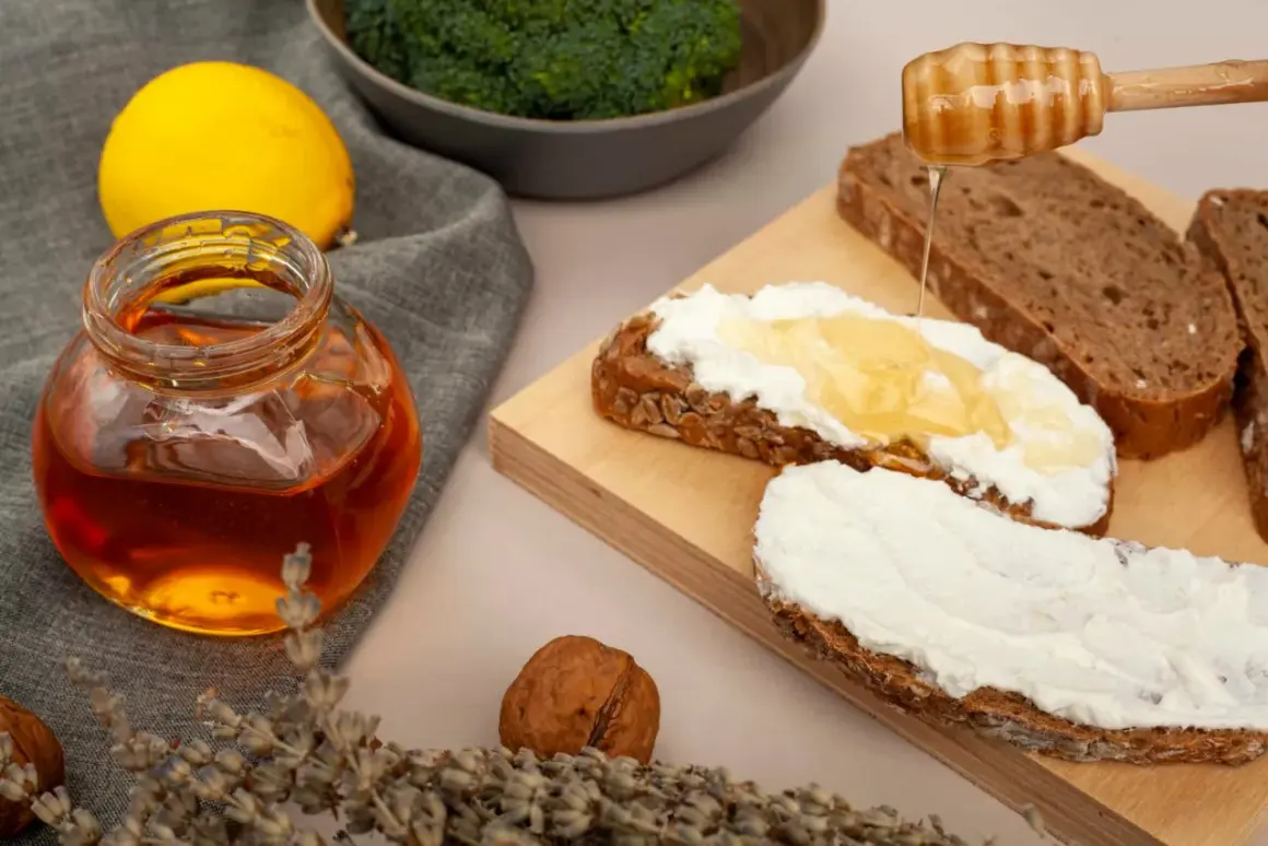 Słoik miodu, cytryna, brokuły i chleb z serkiem i miodem. Czy miód jest zdrowy? Tak, zwłaszcza gdy jest naturalny i spożywany z umiarem.