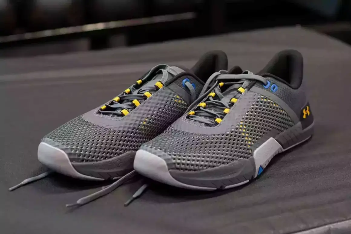 Szare buty Under Armour z żółtymi akcentami, idealne jako buty do crossfitu. Stabilne i przewiewne, gotowe na trening.