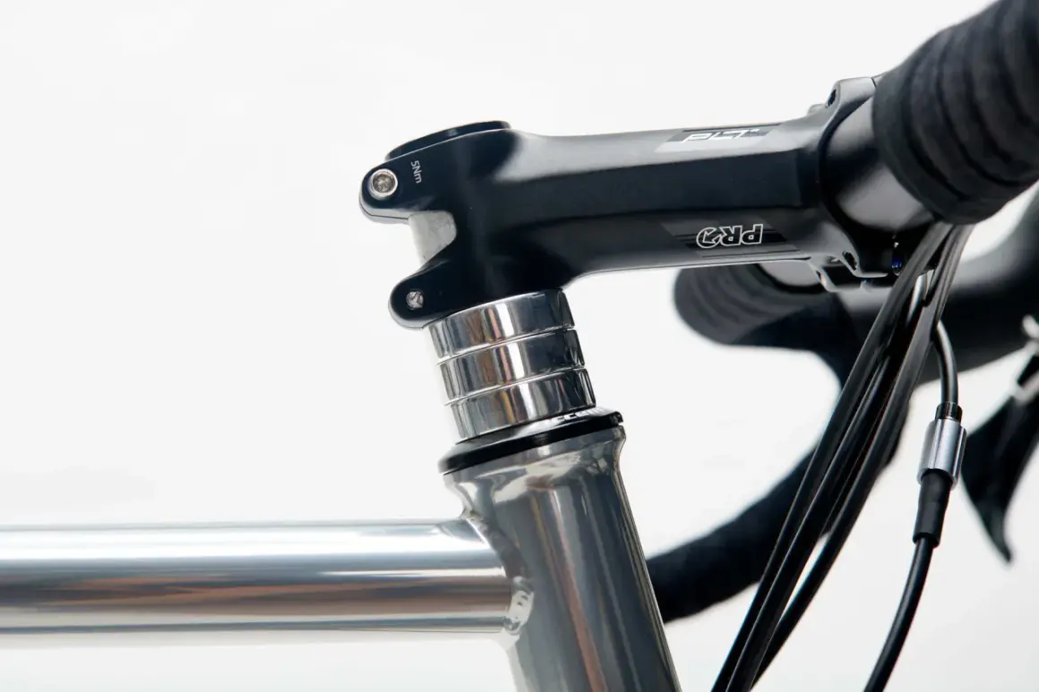 Czarne stery PRO z aluminiowymi podkładkami na rowerze szosowym.