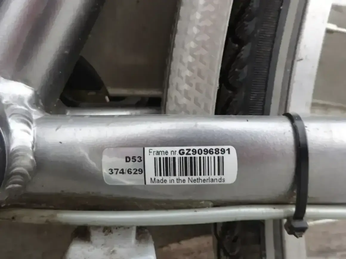 Naklejka z numerem ramy roweru: GZ9096891. Wyprodukowano w Holandii.