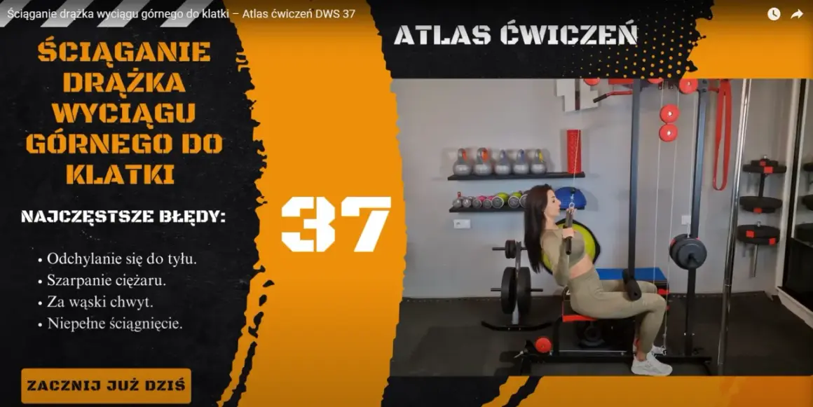 Kobieta wykonuje ćwiczenie pulldown na wyciągu górnym. Na ekranie widnieje napis "Ściąganie drążka wyciągu górnego do klatki".