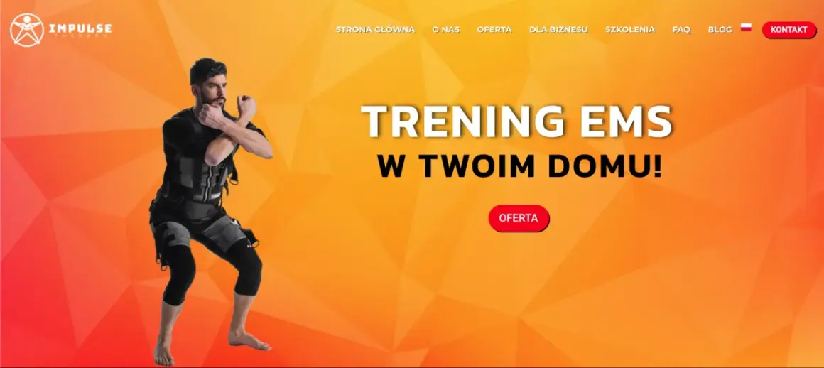 Mężczyzna w stroju do treningu EMS ćwiczy w domu. Sprawdź naszą ofertę na trening EMS!