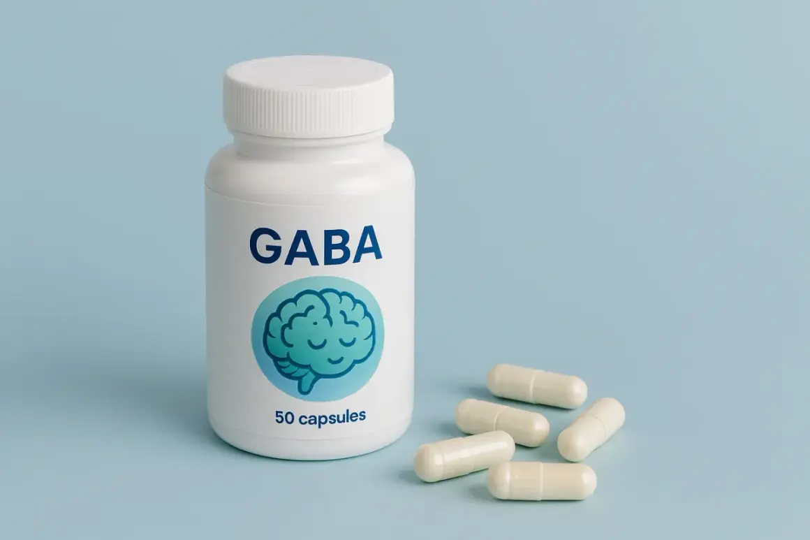 Biała butelka z napisem GABA i grafiką mózgu, obok kilka kapsułek. Suplement diety GABA.