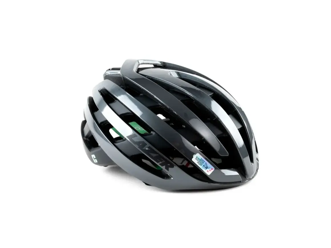 Ciemnoszary kask rowerowy Lazer z zielonymi wstawkami. Czy kask na rower jest obowiązkowy? Zawsze warto go mieć!