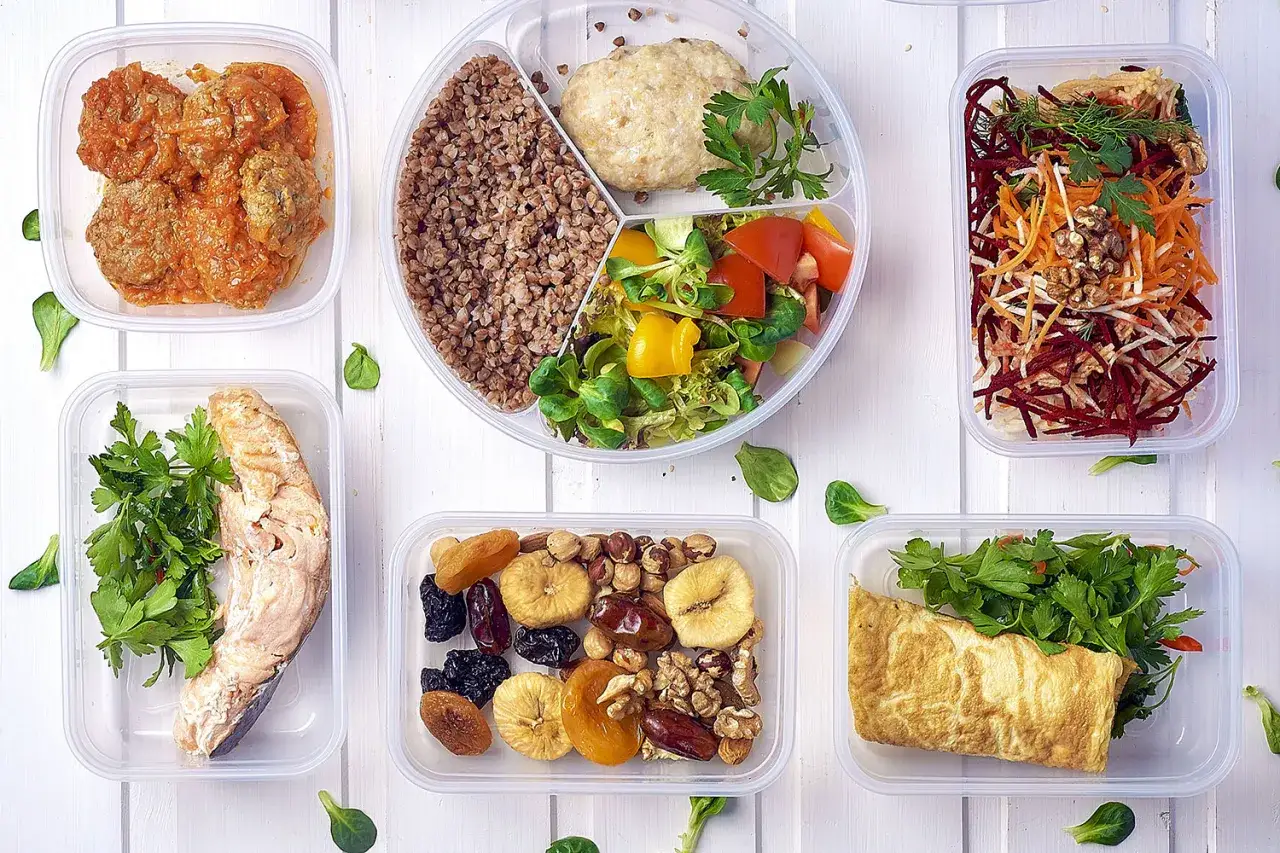 Zdrowe posiłki w pojemnikach: łosoś, kotleciki, kasza, sałatka, omlet, suszone owoce i orzechy. Idealne na dietę niskobiałkową.