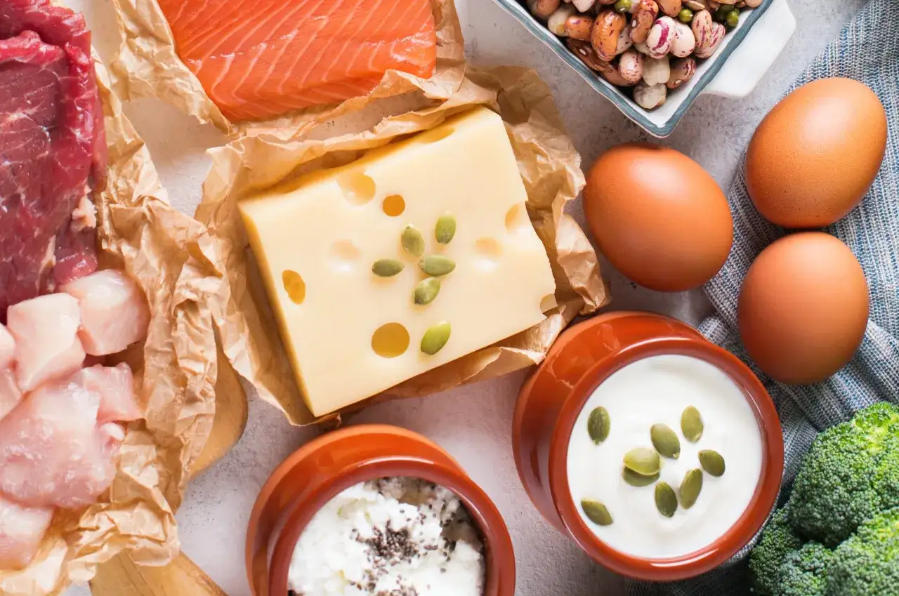 Mięso, ryba, ser, jajka, fasola, jogurt, brokuły – te produkty wspierają działanie choliny, kluczowej dla mózgu.