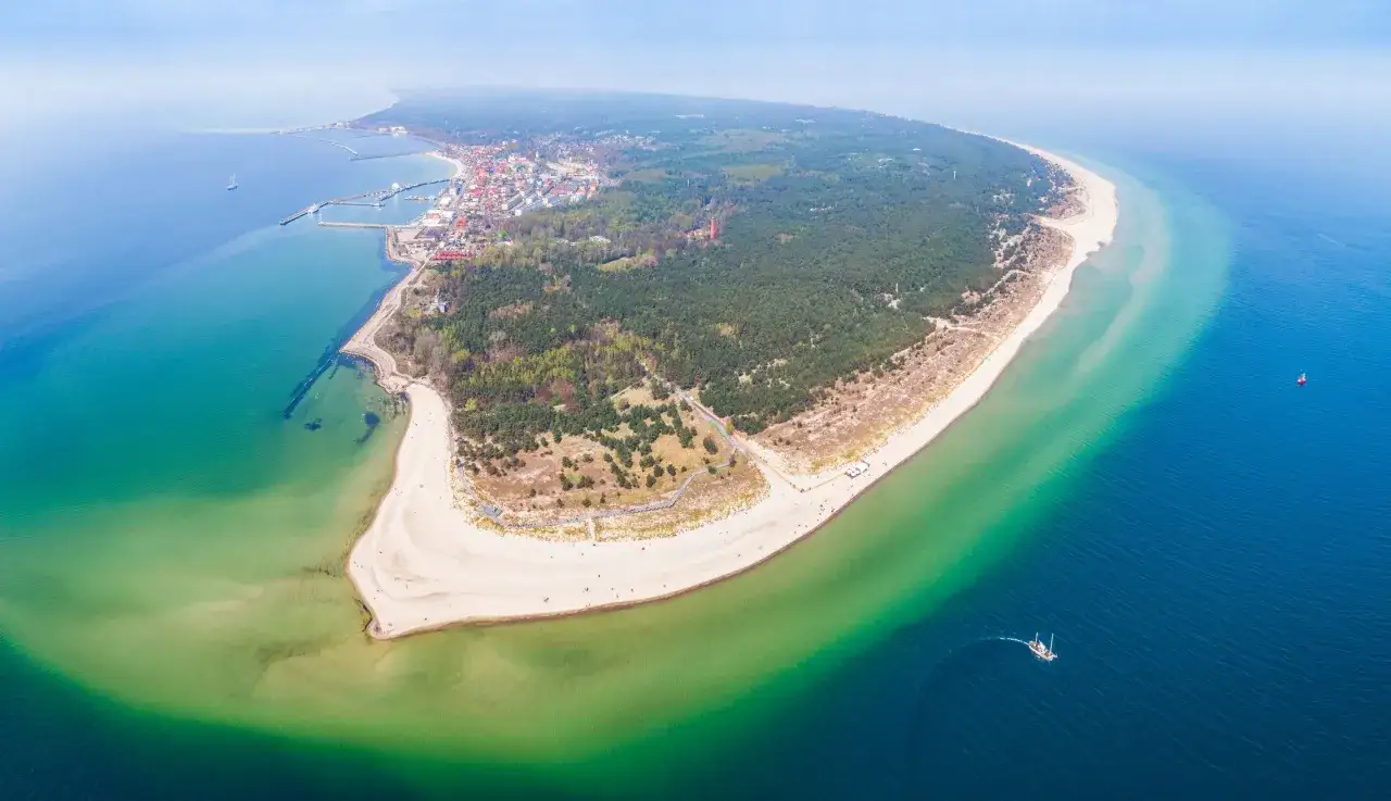 Malowniczy widok na Półwysep Helski, idealne miejsce na trasę rowerową Hel. Widać plaże, lasy i morze.