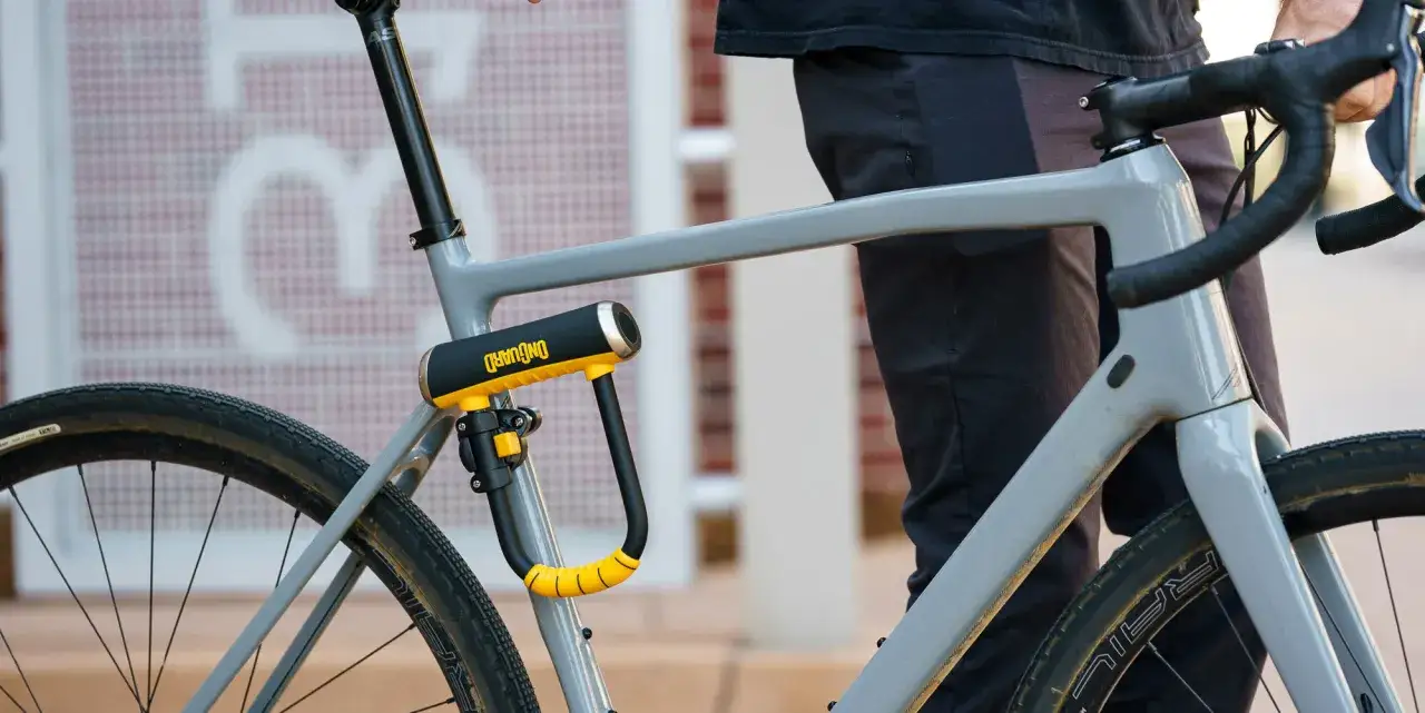 Szukasz dobrego zapięcia do roweru? Ten U-lock OnGuard z żółtymi akcentami to świetny wybór, by zabezpieczyć swój rower.
