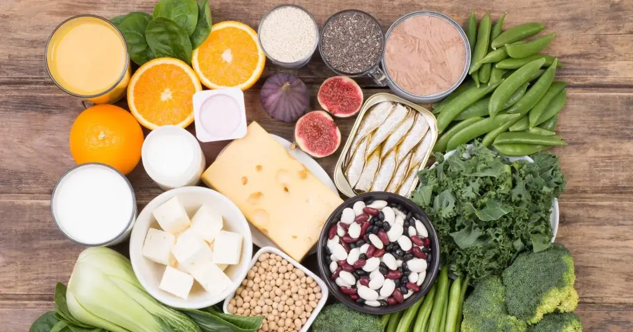 Sery, jogurty, mleko, sardynki, fasola, brokuły, jarmuż, pomarańcze, figi i nasiona – to naturalne produkty bogate w wapń.